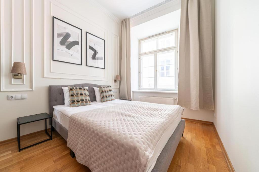 Old Town Square Apartment *
